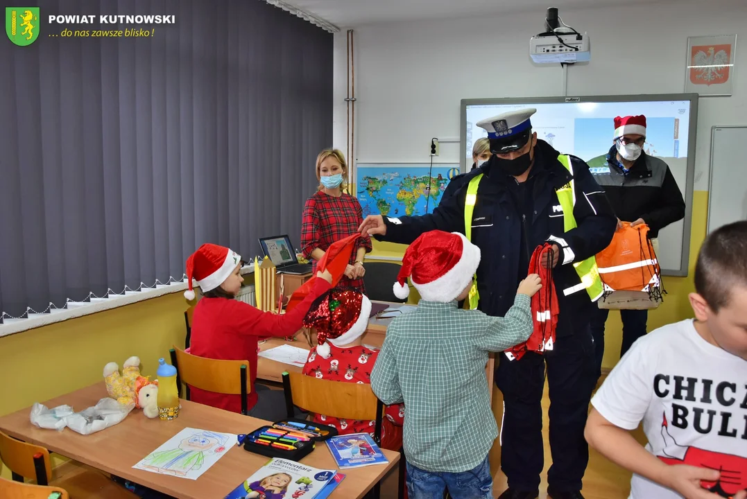 Mikołajkowa akcji Starostwa i policji. Rozdawali odblaski podopiecznym kutnowskich placówek