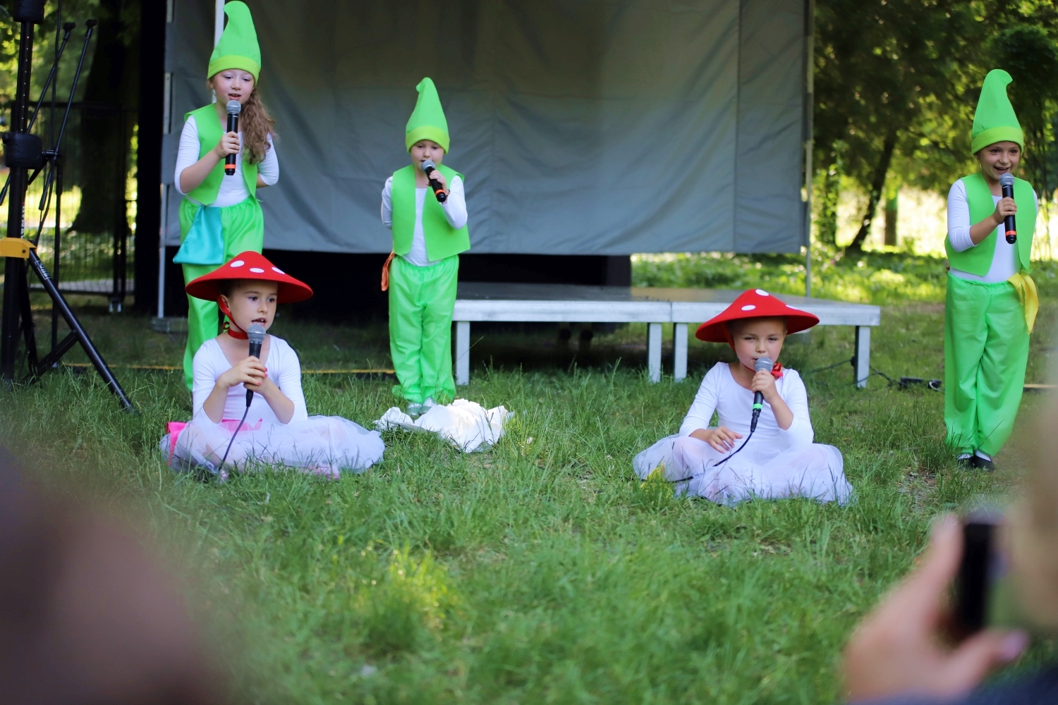 W parku Traugutta wystąpili młodzi artyści z MDK w Kutnie