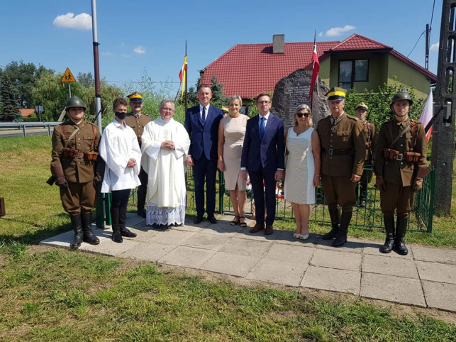 [ZDJĘCIA] W gminie Bedlno pamiętali o bohaterach. Przybyli samorządowcy i senator - Zdjęcie główne