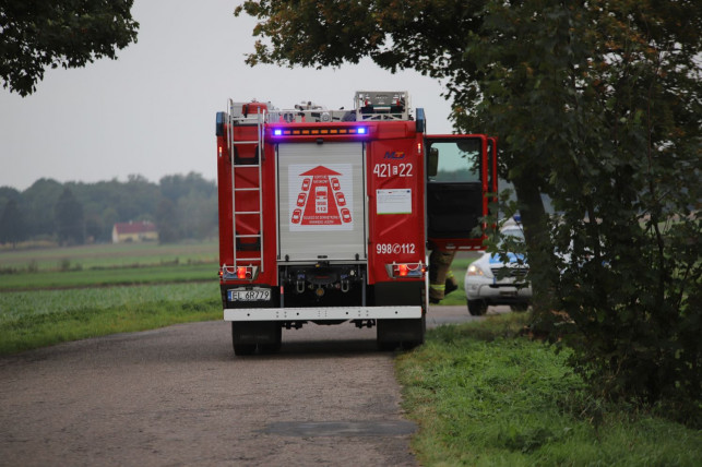 [ZDJĘCIA] Dachowanie w polu. Jedna osoba w kutnowskim szpitalu - Zdjęcie główne