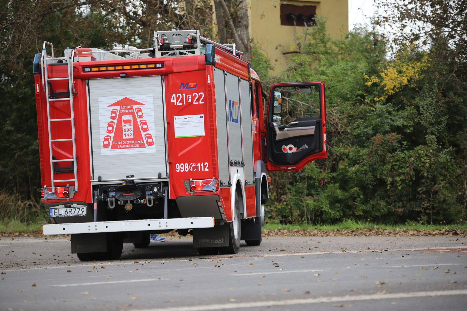 Niebezpiecznie pod Kutnem. Zderzyły się dwa auta, są osoby poszkodowane