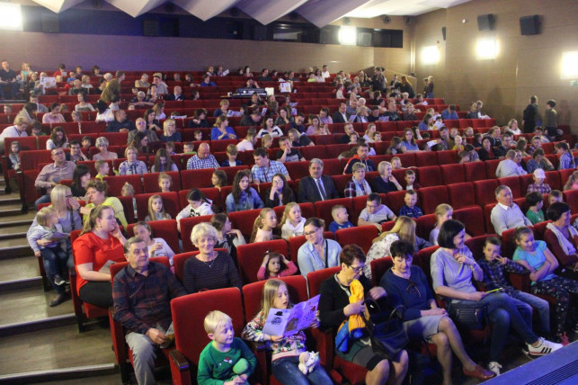 [ZDJĘCIA] Starszaki na scenie, dzieciaki na widowni. Teatralna uczta dla najmłodszych - Zdjęcie główne