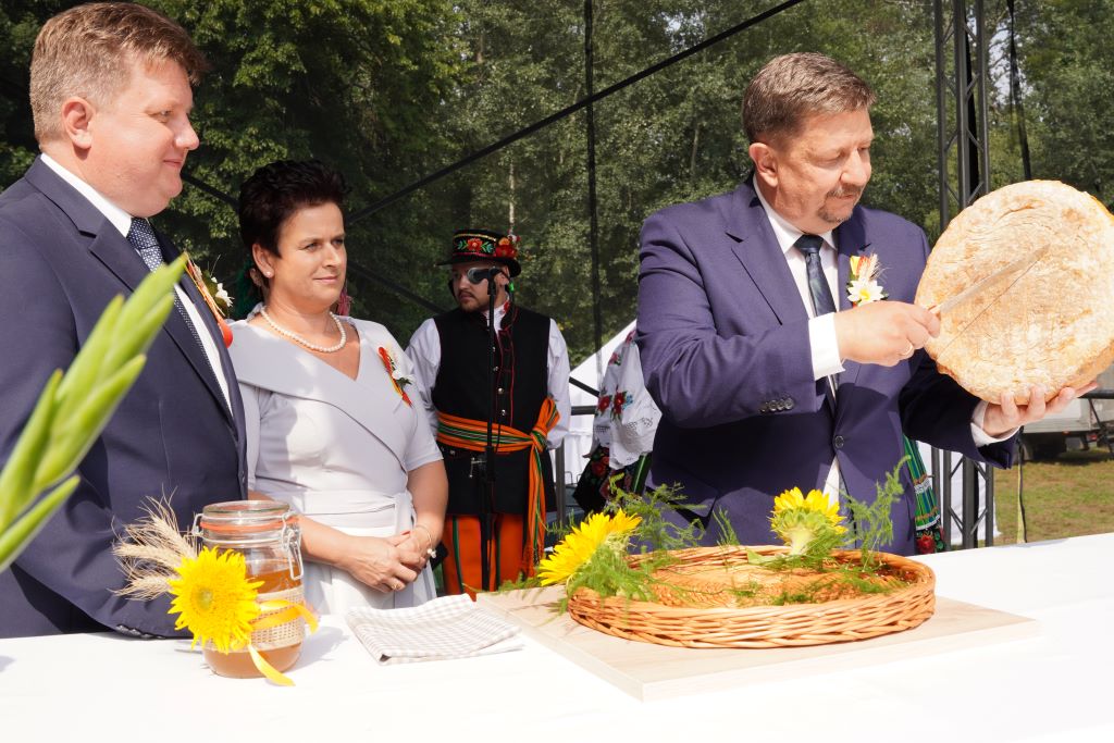 Na dożynkach wojewódzkich w Rogowie nie zabrakło delegacji gmin powiatu kutnowskiego, samego kutnowskiego starostwa, ale nie tylko