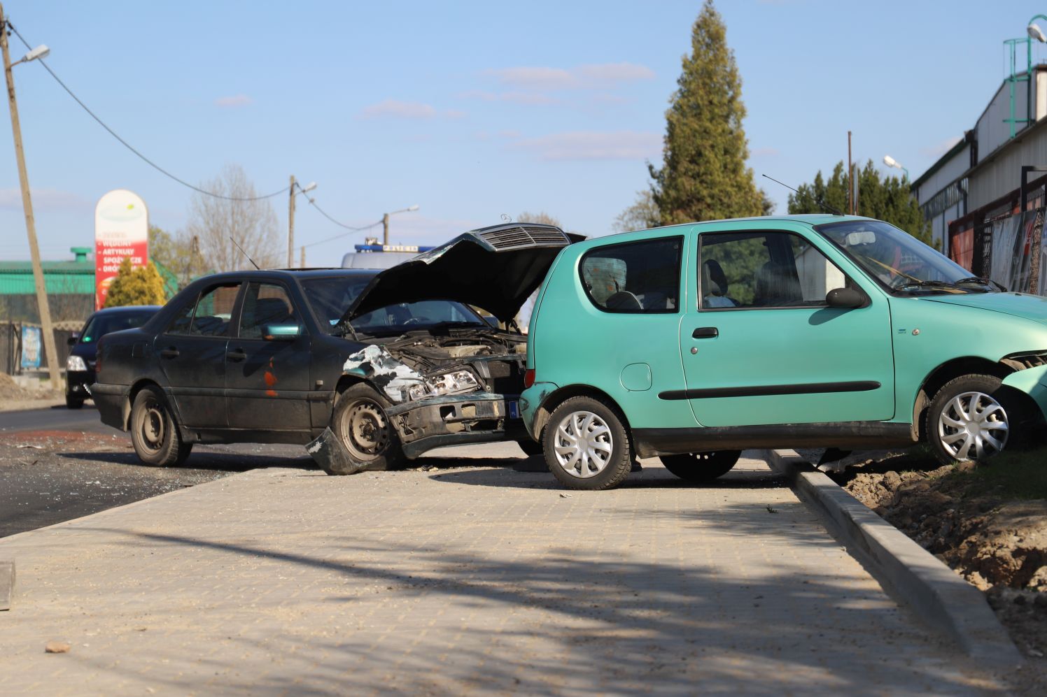 [ZDJĘCIA] Kutno: kraksa z udziałem mercedesa i fiata - Zdjęcie główne