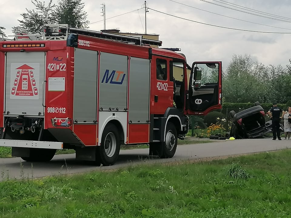  Dachowanie pod Kutnem. Na miejscu wszystkie służby, lądował śmigłowiec LPR