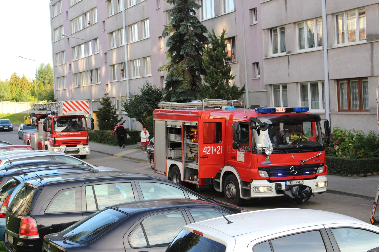 Na jednym z kutnowskich osiedli działania prowadzi kilka zastępów straży