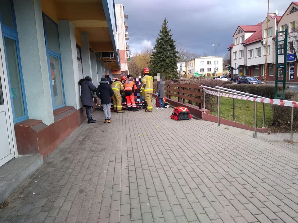 Akcja służb w centrum Kutna. Kobieta potrzebowała pilnej pomocy