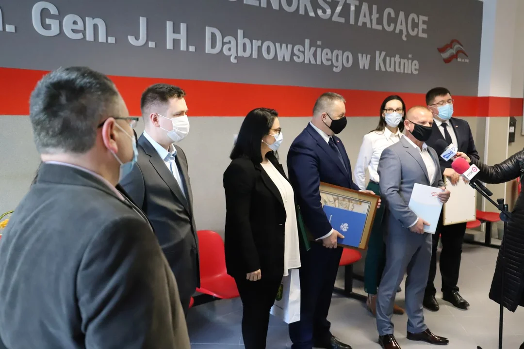 Po 15 latach urzędowania, ze stanowiskiem dyrektora placówki pożegnał się Przemysław Zawadzki. Jednocześnie w szkole oficjalnie otwarte zostały dwie supernowoczesne pracownie dydaktyczne. 