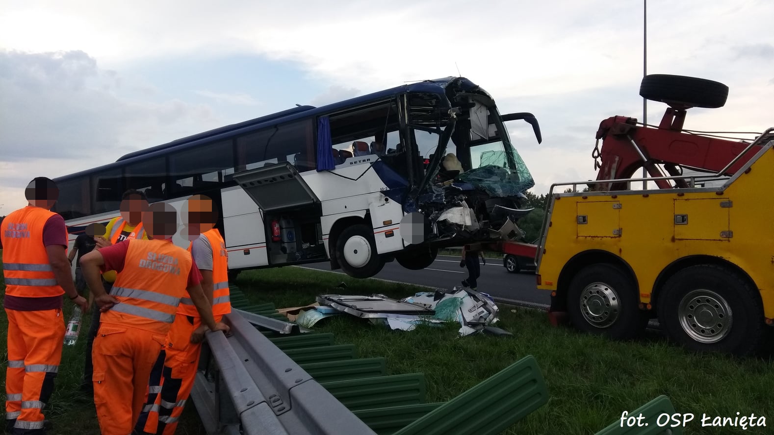 [ZDJĘCIA] Roztrzaskany autokar, rannych kilkanaście osób: w jakim są stanie? Mamy komentarz policji - Zdjęcie główne