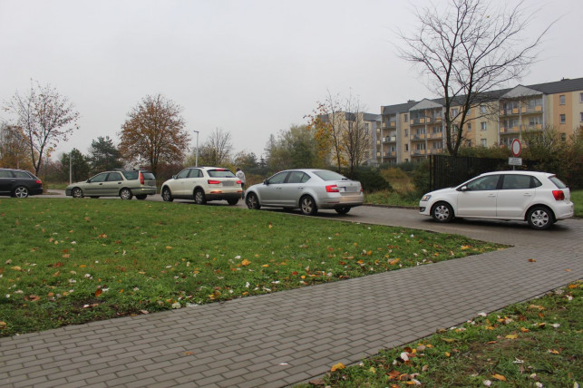 [ZDJĘCIA] Duża kolejka samochodów przed szpitalem. Chodzi o testy na COVID-19 - Zdjęcie główne
