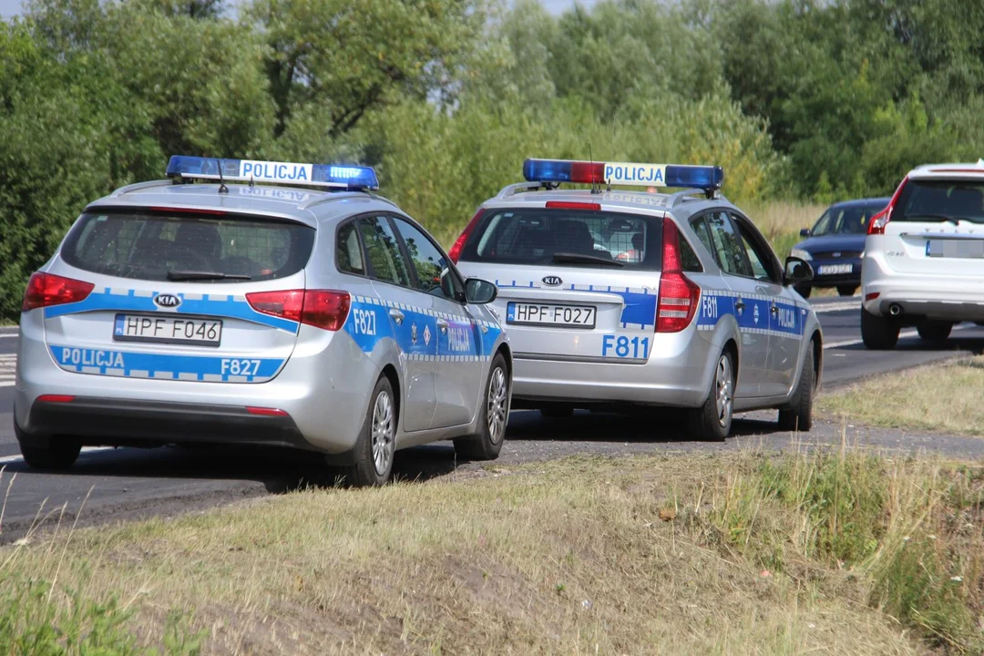 Czterech chłopców ukradło auto za 160 tys. zł. Kierował 13-latek, na dłoniach miał skarpetki  - Zdjęcie główne