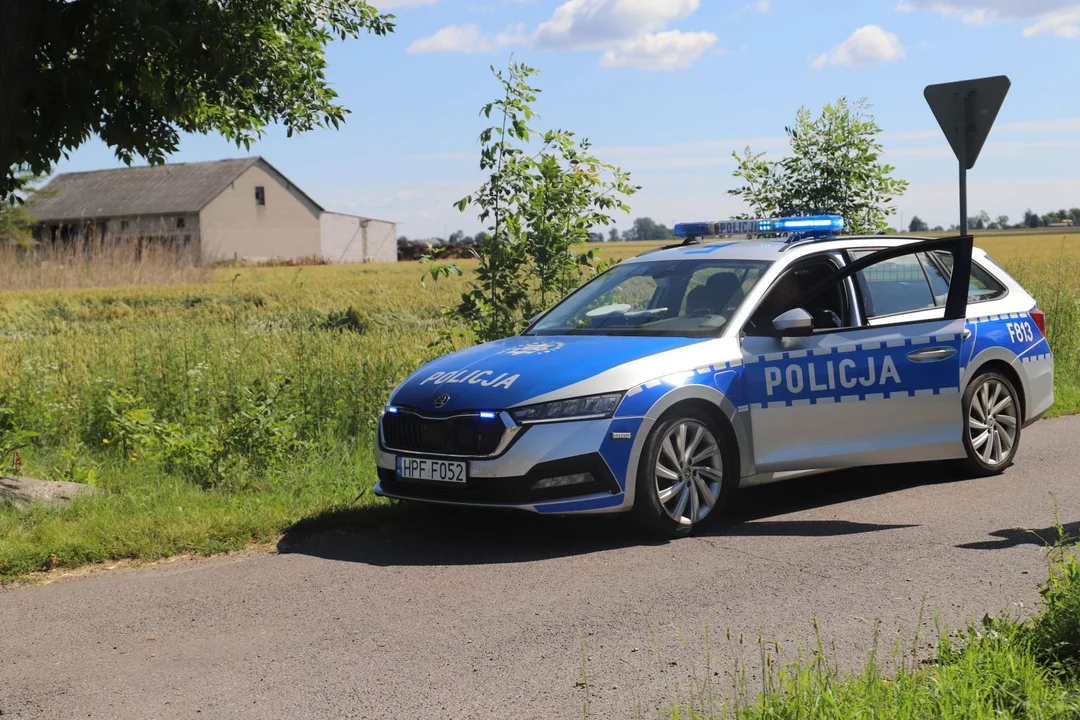 Pijany wjechał kombajnem w ogrodzenie. Miał zakaz prowadzenia pojazdów - Zdjęcie główne