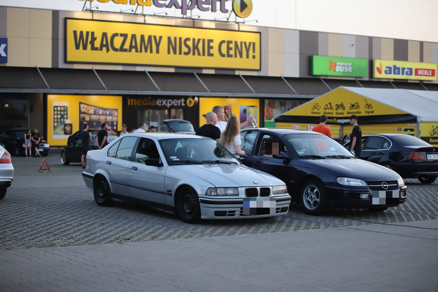 Ryk silników, pisk opon i setki osób pod galerią. Trwa Illegal Night Kutno