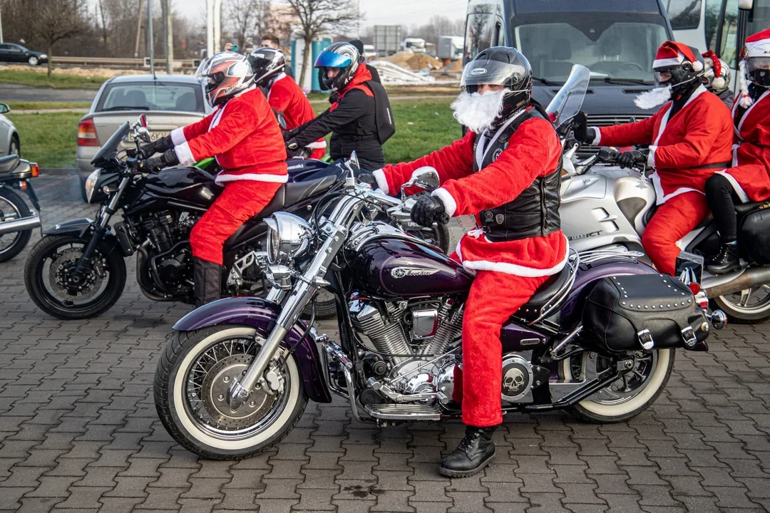 Kutnowscy Moto Mikołaje wyruszyli w paradę po Kutnie. Wkrótce dotrą na Plac Wolności