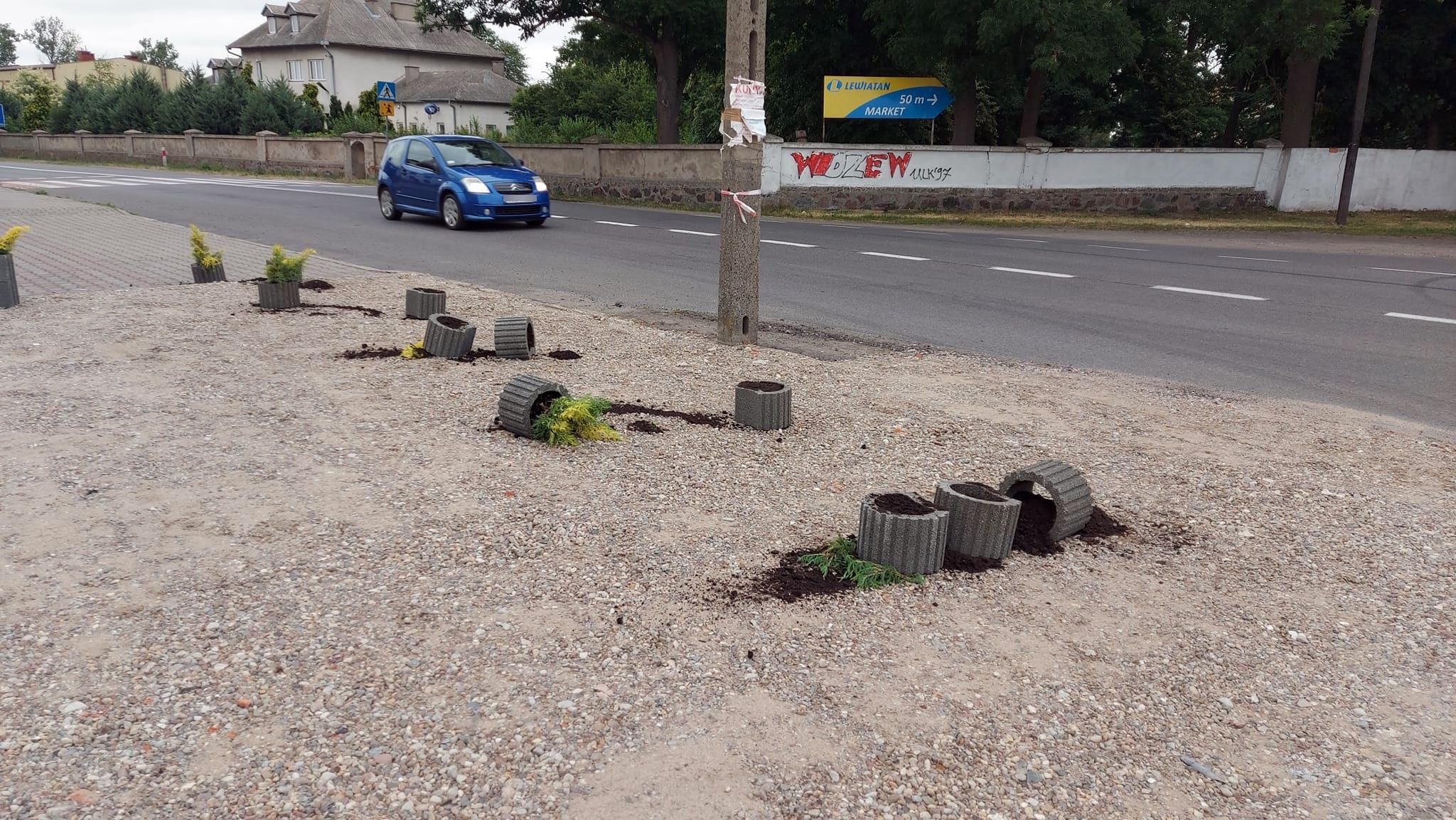 Wandale zniszczyli parafialny parking w centrum Łaniąt