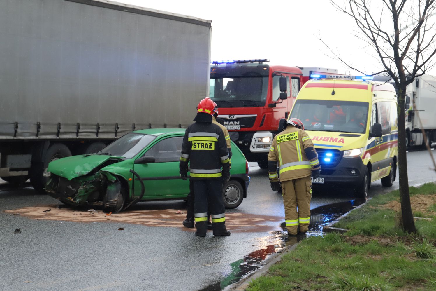 W Kutnie samochód ciężarowy zderzył się z osobówką