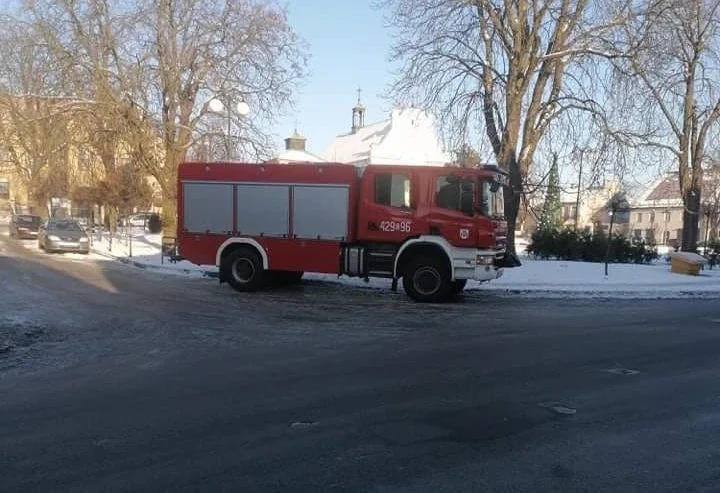 Pożar w budynku mieszkalnym. Z ogniem walczyło kilkunastu strażaków - Zdjęcie główne