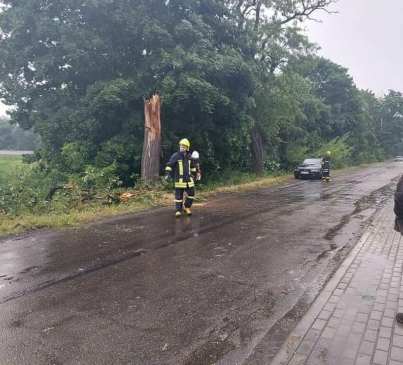 Wichura przeszła przez powiat. Wiało krótko, ale intensynie, interweniowali strażacy [ZDJĘCIA] - Zdjęcie główne