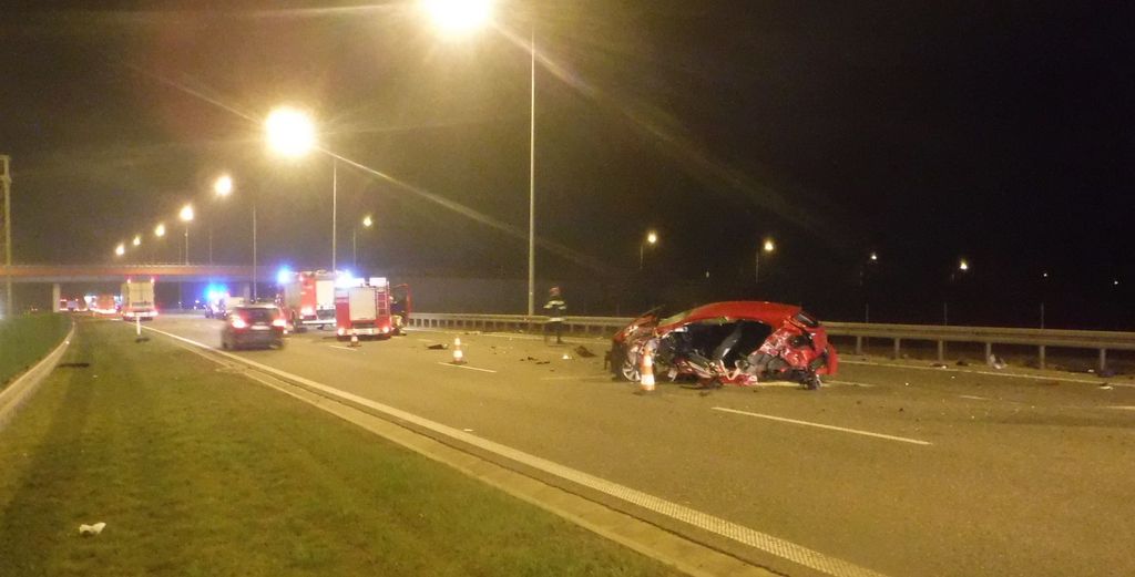 [ZDJĘCIA] Kobieta wypadła z samochodu. Wypadek z udziałem trzech aut na autostradzie - Zdjęcie główne