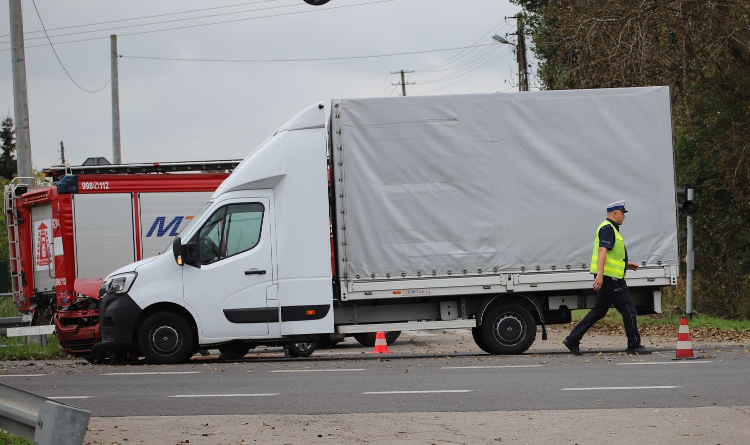 Niebezpiecznie pod Kutnem. Zderzyły się dwa auta, są osoby poszkodowane