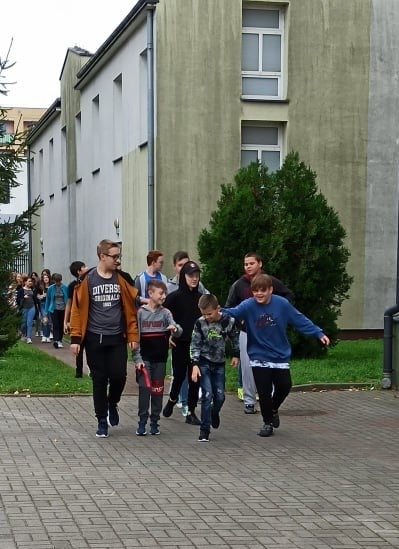 W jednej z kutnowskich szkół podstawowych przeprowadzono ewakuację budynku. Były to ćwiczenia pod okiem straży pożarnej