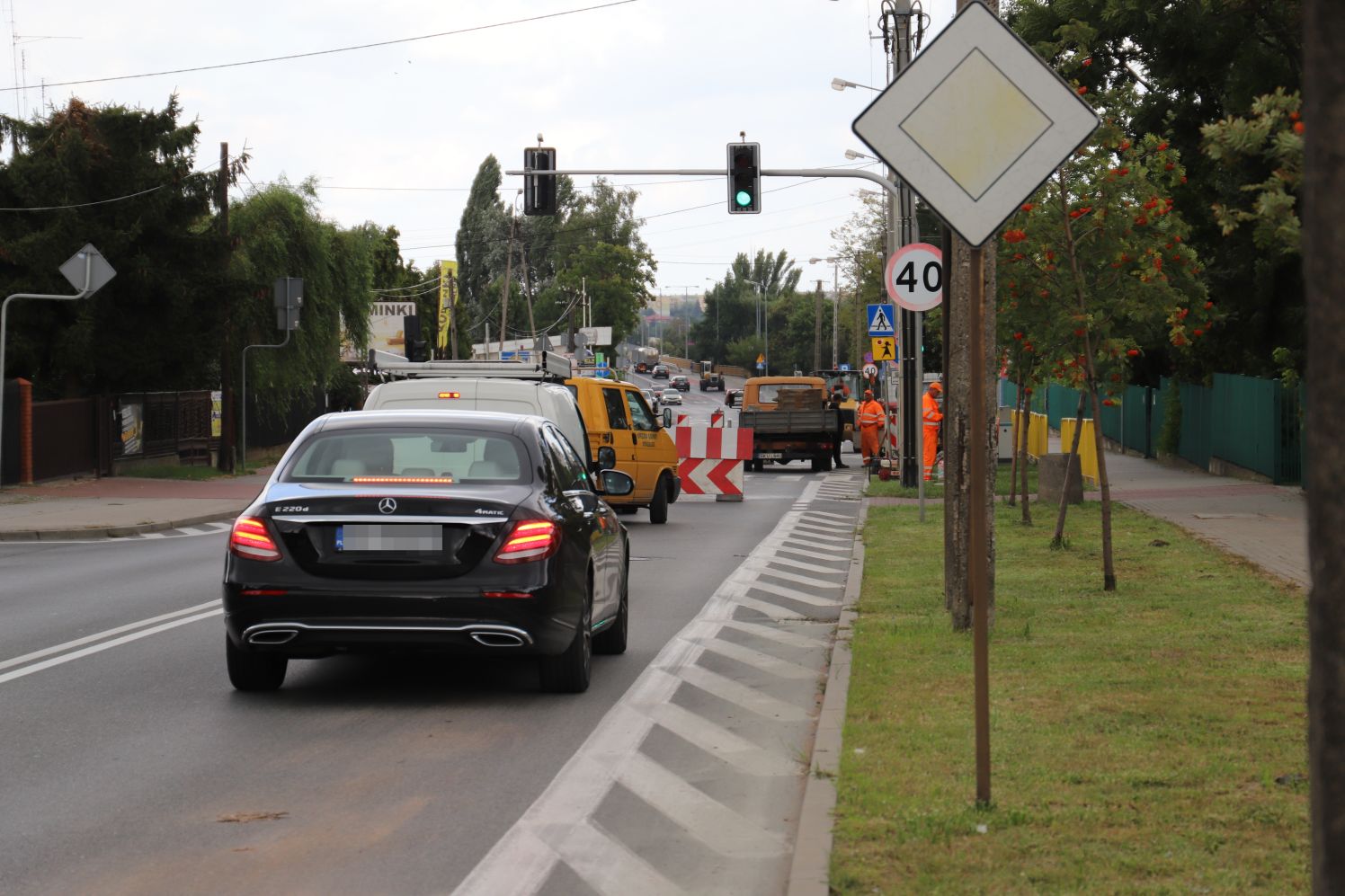 Na Łęczyckiej w Kutnie trwają prace - wymienianie są włazy studzienek (zdjęcie z 18.08.2021)