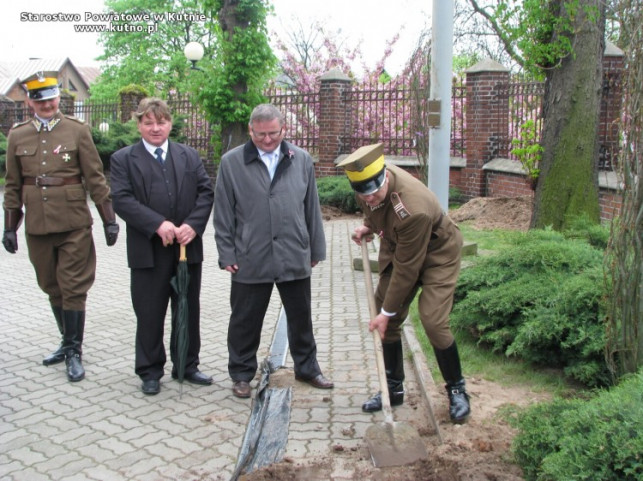 Powiatowi samorządowcy posadzili dęby - Zdjęcie główne