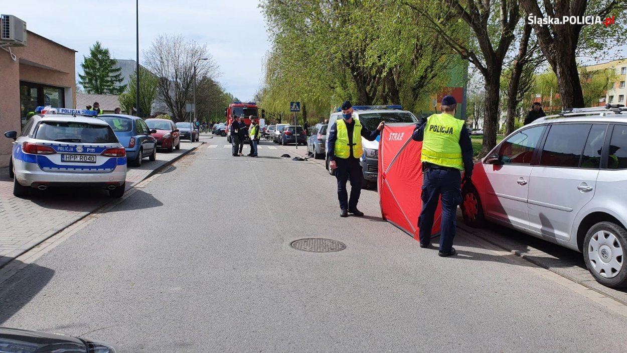 Mundurowi zamierzają oddać cześć koledze, który zginął na służbie (zdjęcie z miejsca w którym padły śmiertelne strzały)