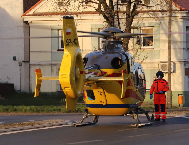 [ZDJĘCIA] Śmigłowiec pogotowia w centrum Krośniewic. Zabrał 3-letnie dziecko - Zdjęcie główne