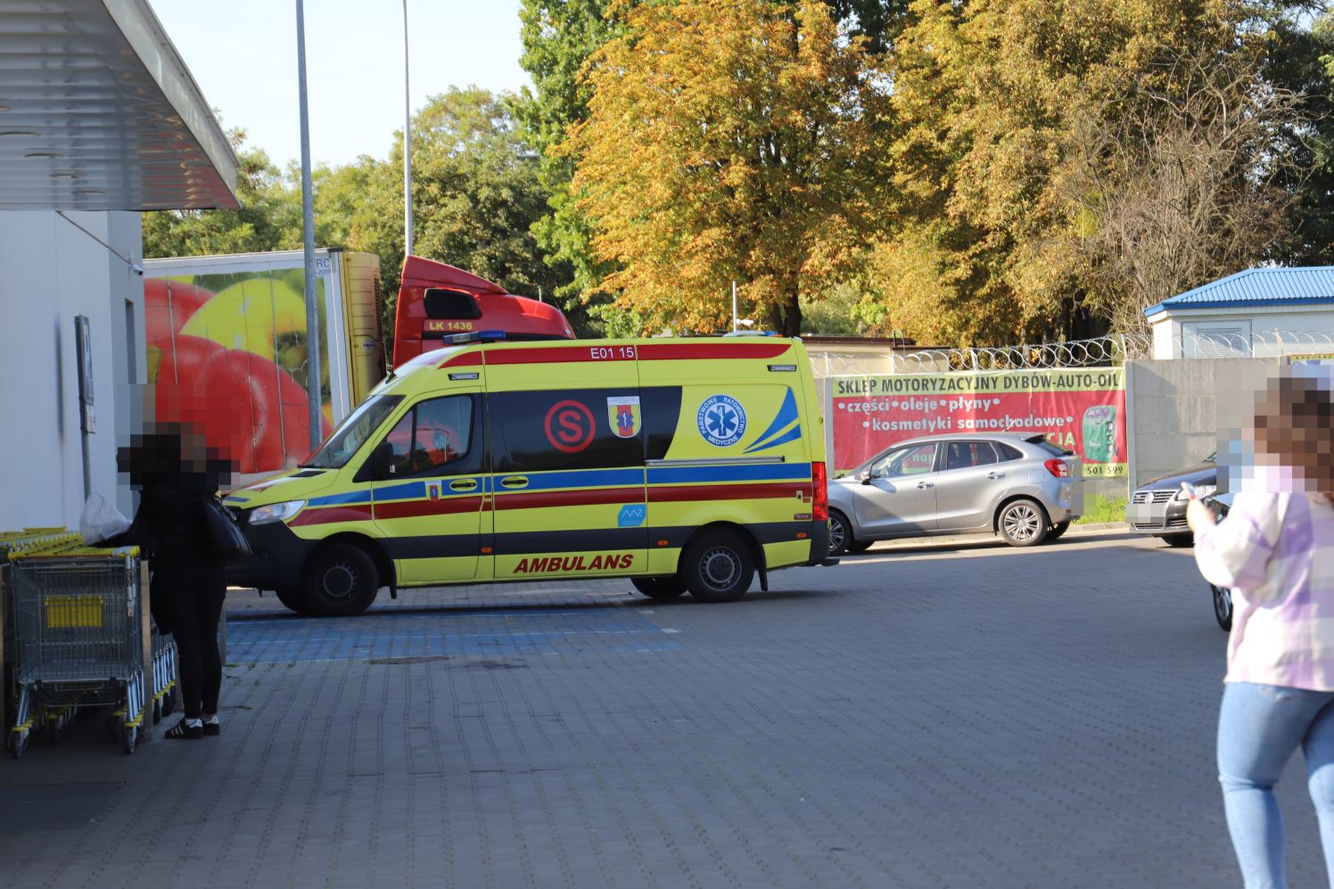 Obok jednej z Biedronek z Kutnie doszło do potrącenia pieszej