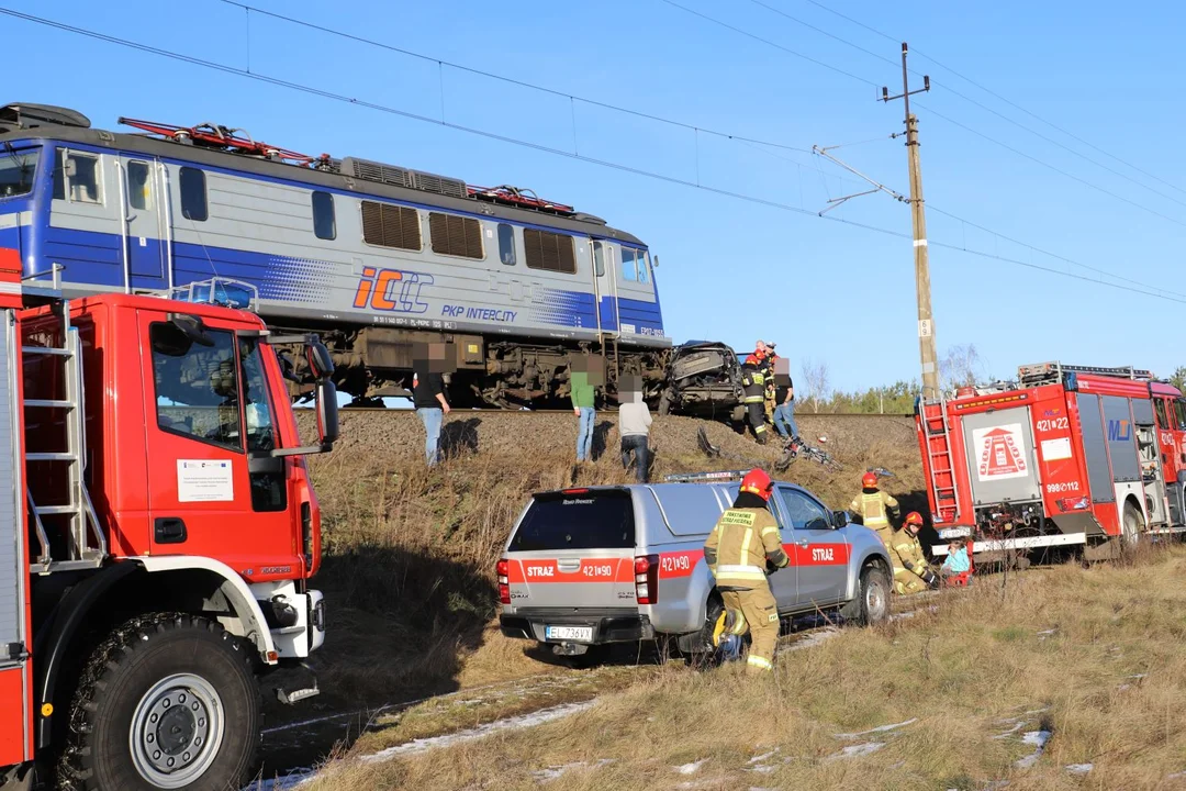 Policja, straż i PKP PLK komentują śmiertelny wypadek z udziałem samochodu i pociągu do którego doszło pod Kutnem