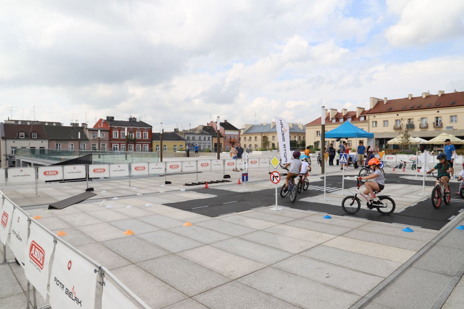 Miasteczko Rowerowe pojawiło się dzisiaj na kutnowskim Placu Wolności 