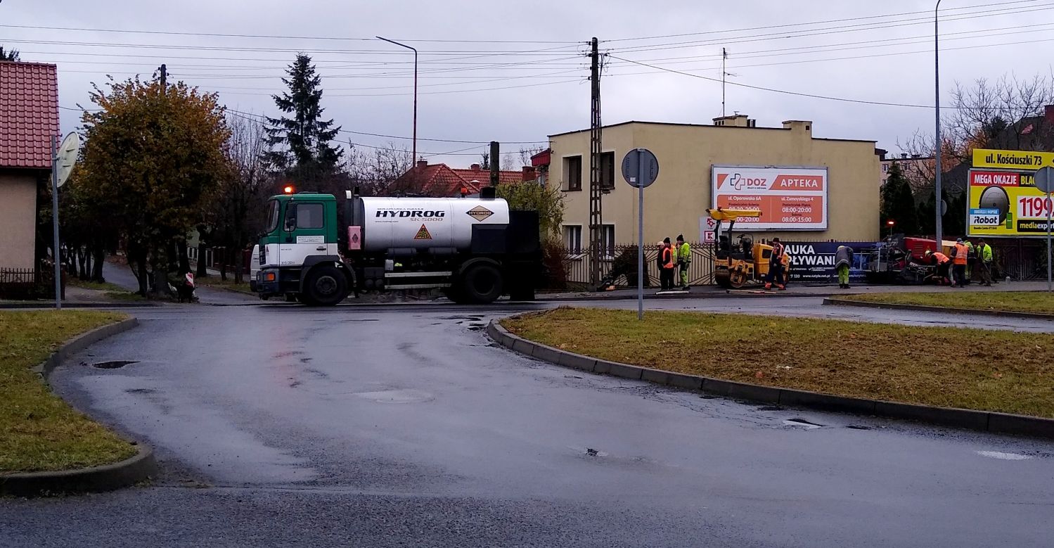 Niewielkie utrudnienia w ruchu tuż obok kutnowskiego wiaduktu. Trwają prace nad ścieżką rowerową