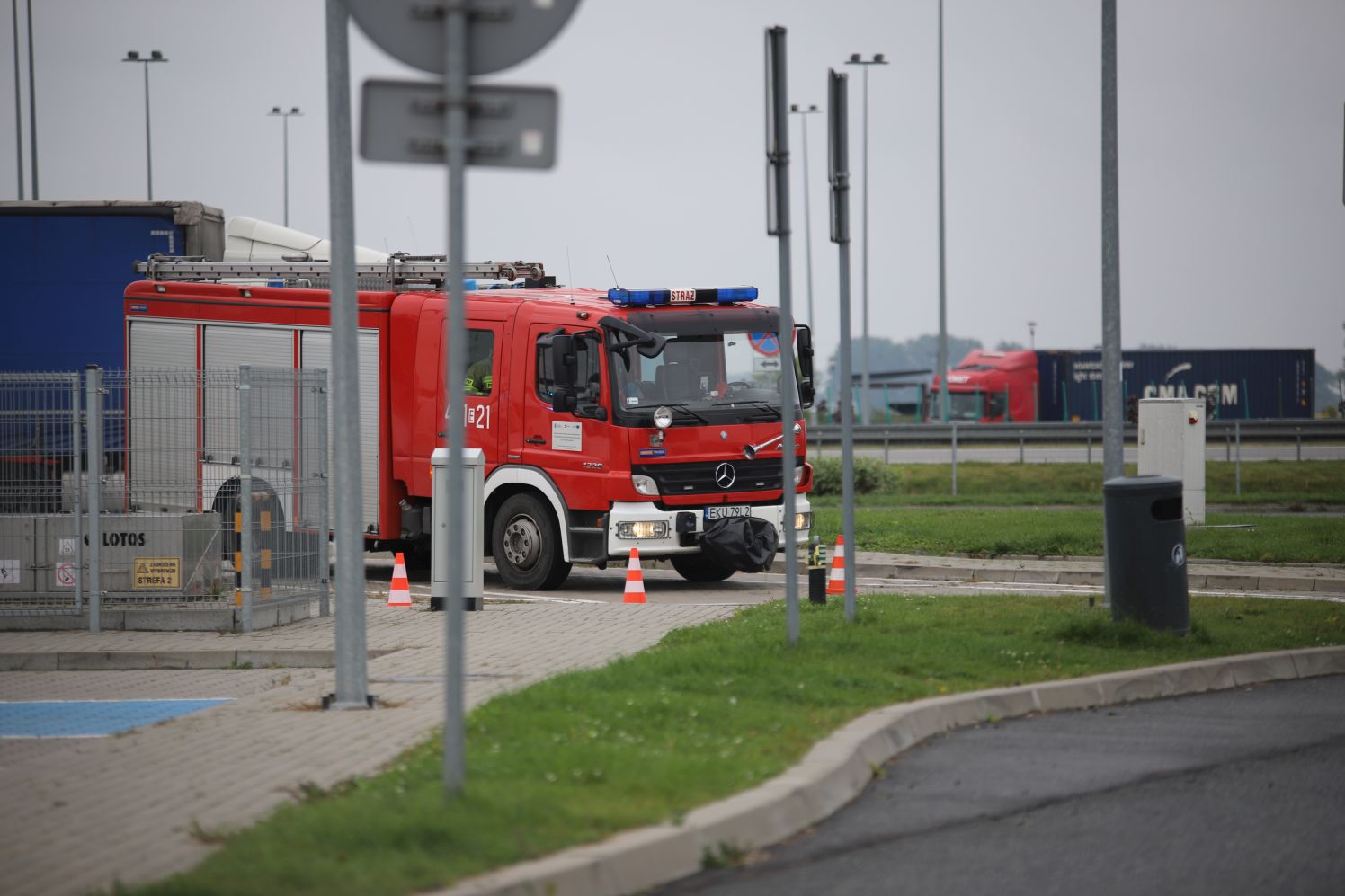 Na autostradzie A1 pod Kutnem doszło do wycieku z cysterny. Na MOP zadysponowano kilka zastępów straży