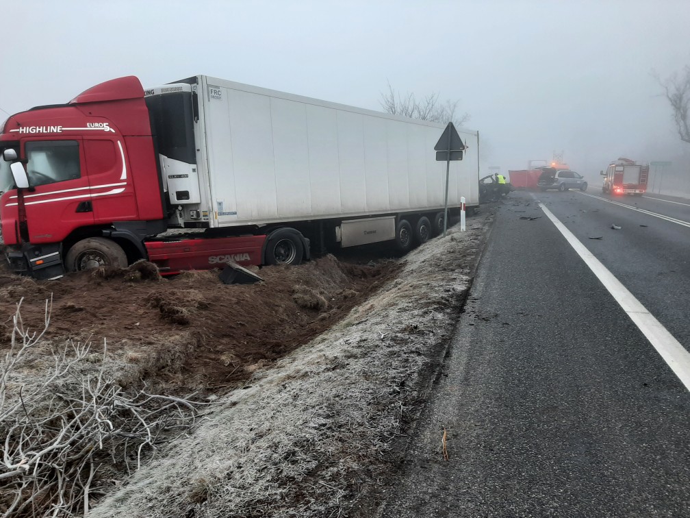 [FOTO] Śmiertelny wypadek na drodze krajowej. Auto osobowe zmiażdżone przez ciężarówkę - Zdjęcie główne