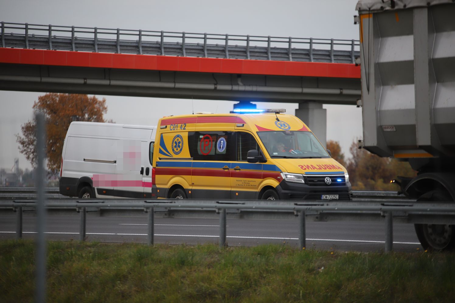 Na autostradzie A1 pod Kutnem samochód dostawczy zderzył się z ciężarówką