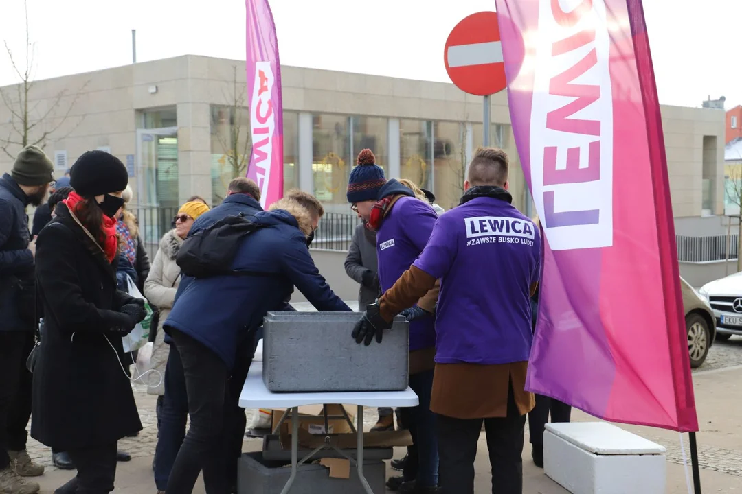 Posłowie Lewicy rozdawali mieszkańcom Kutna świąteczne posiłki 