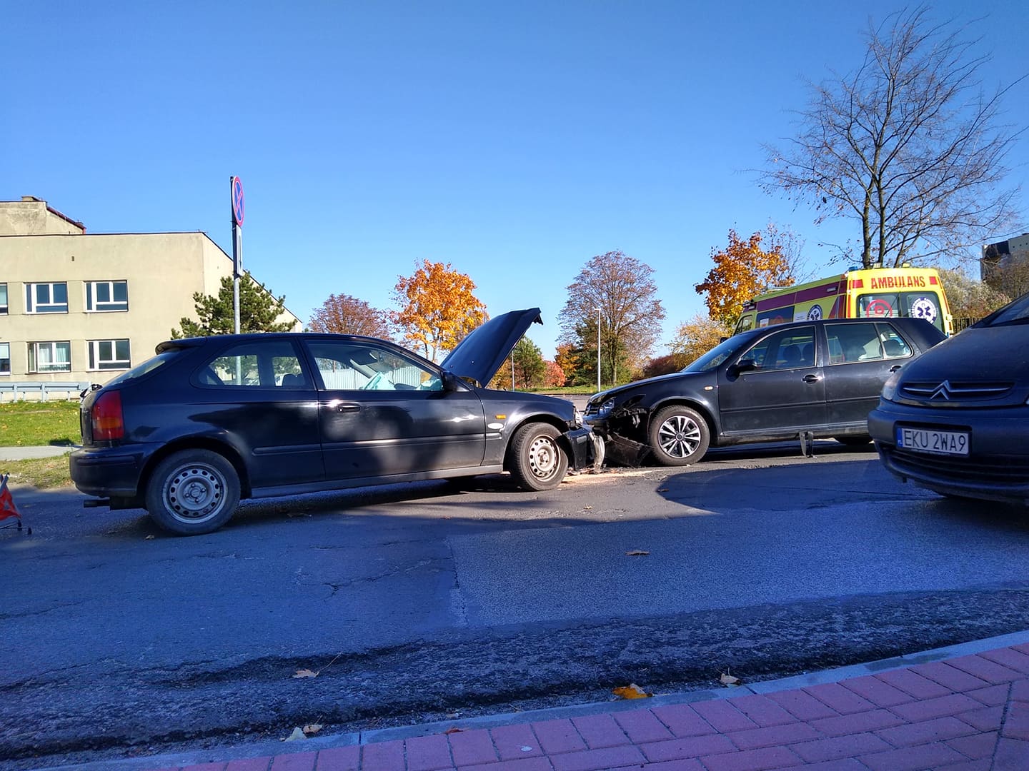 Wypadek z udziałem dwóch aut przy szpitalu. Służby w akcji [ZDJĘCIA]