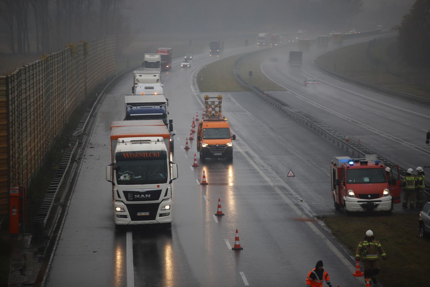 Akcja służb na autostradzie pod Kutnem. Zderzyły się dwie osobówki