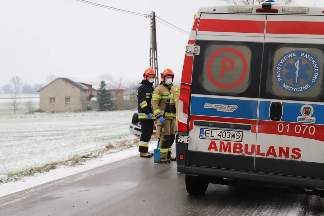 Wypadek pod Kutnem. Dachował samochód, jedna osoba ranna