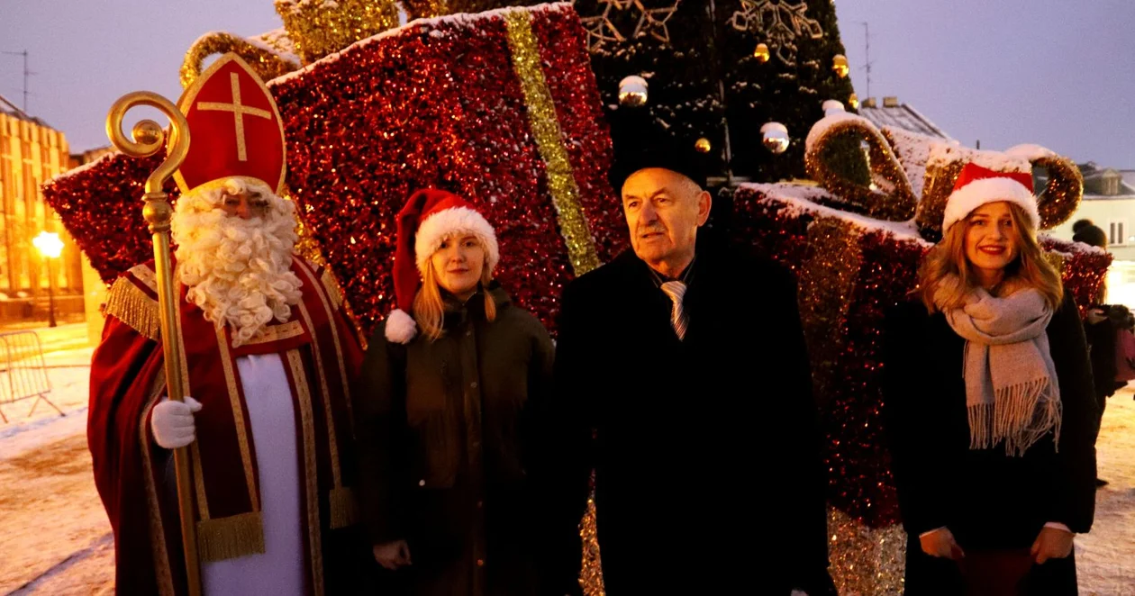 W Kutnie czuć klimat świąt. Dziś oficjalnie uruchomiono iluminację, w tym choinkę na Placu Wolności