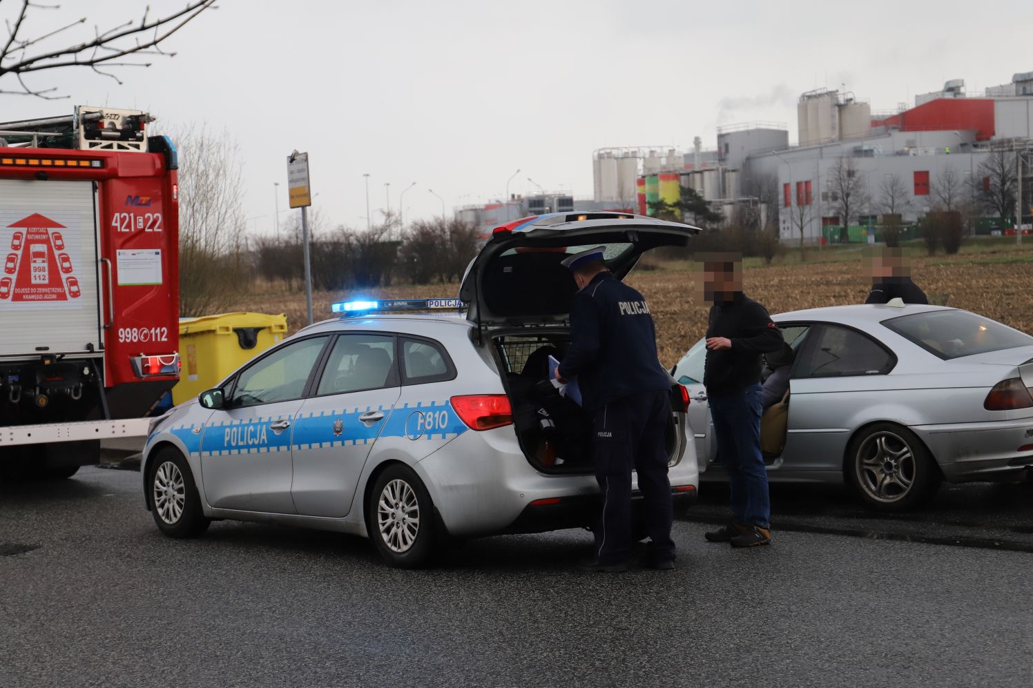 W Kutnie samochód ciężarowy zderzył się z osobówką