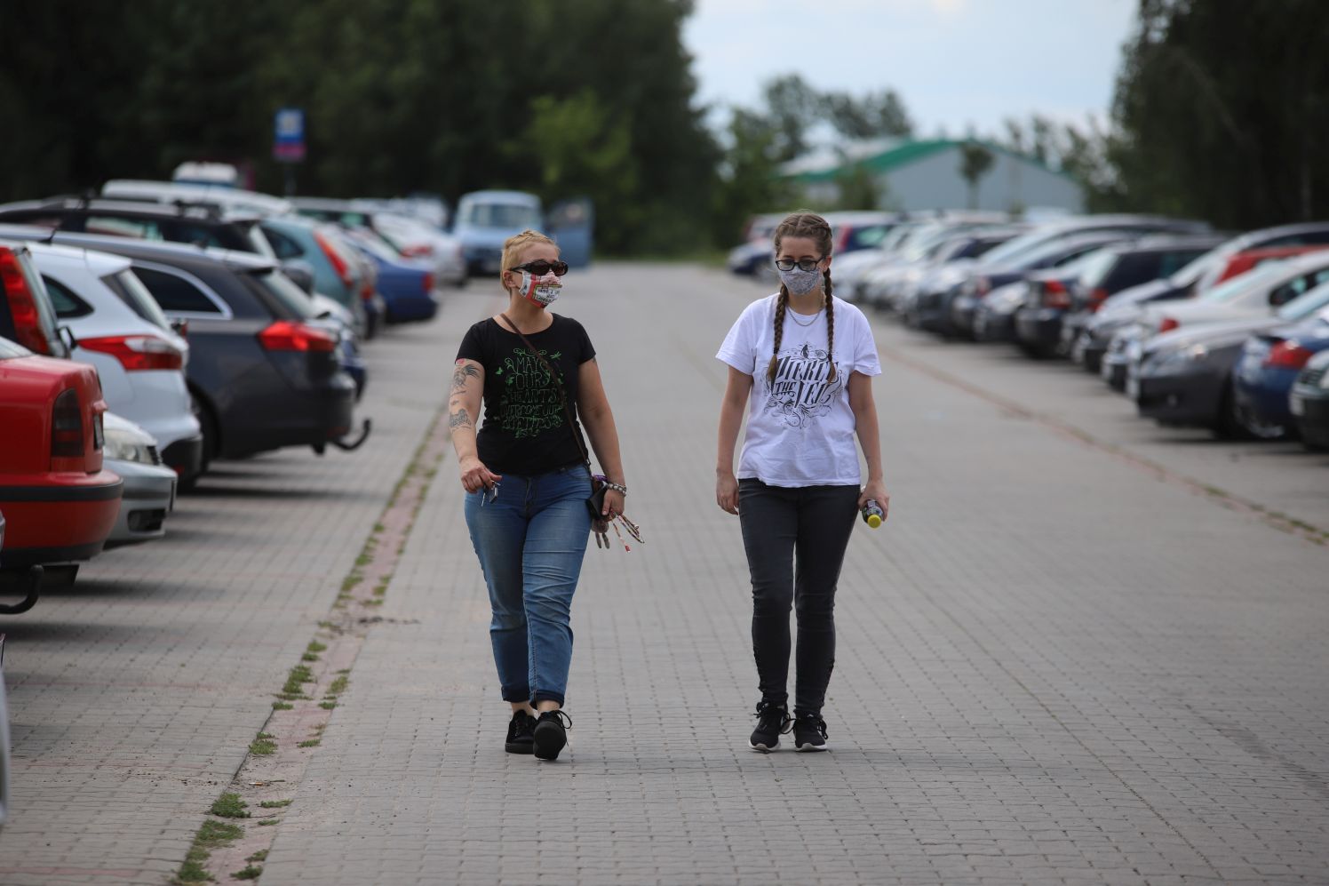 Weganie zorganizowali akcję pod kutnowską ubojnią trzody chlewnej. Rozmawiamy z jednym z nich