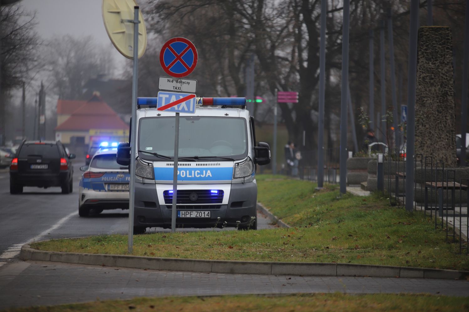 Grupa kibiców na kutnowskim dworcu. Miejsce zabezpiecza policja