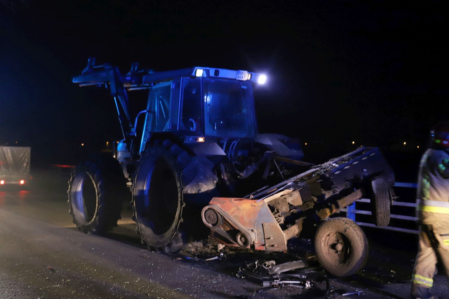 Groźny wypadek pod Kutnem. Ciągnik zmiażdżył osobówkę