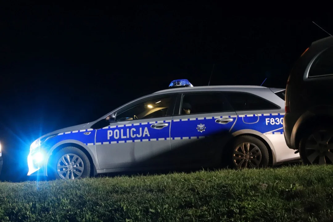 Gnał przez powiat, zatrzymała go policja. W samochodzie była rodząca kobieta - Zdjęcie główne