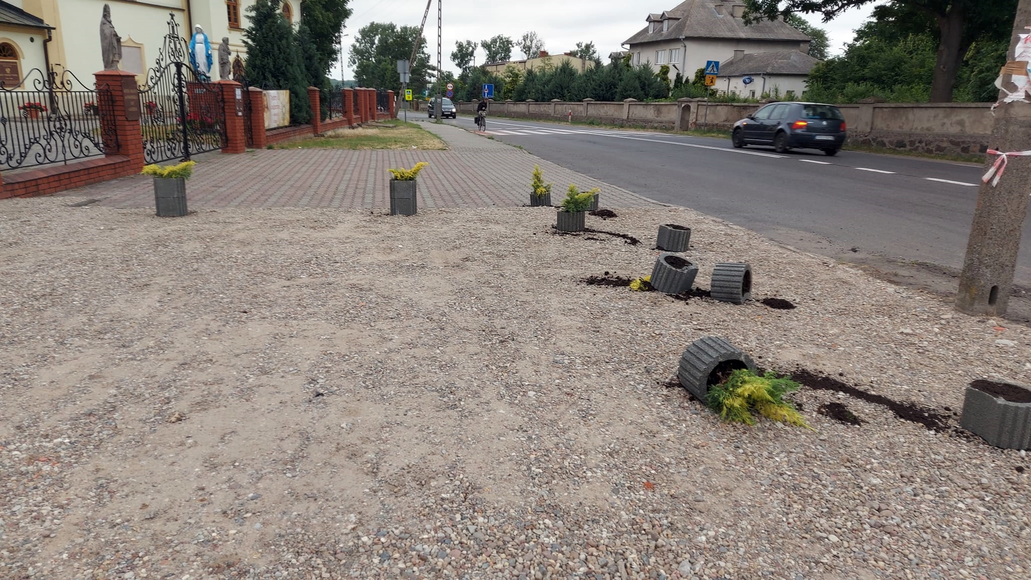 Wandale zniszczyli parafialny parking w centrum Łaniąt