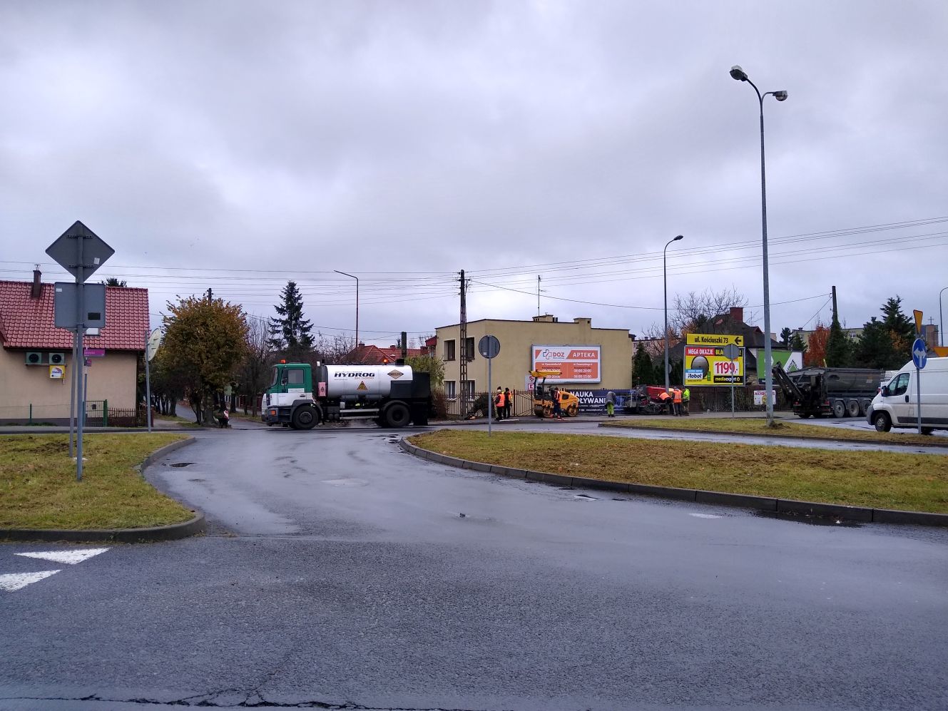 Niewielkie utrudnienia w ruchu tuż obok kutnowskiego wiaduktu. Trwają prace nad ścieżką rowerową