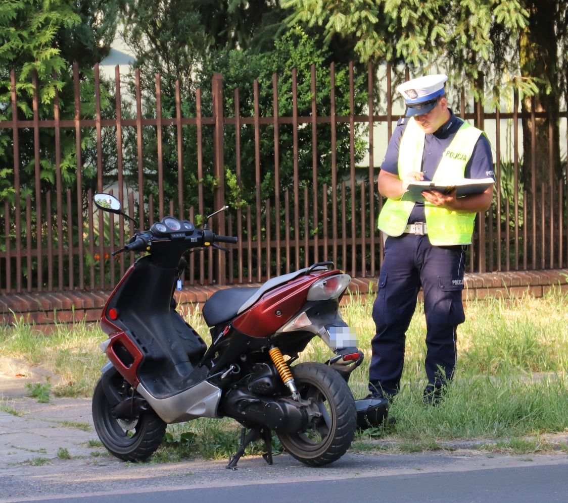 Na Staszica w Kutnie samochód osobowy zderzył się ze skuterem