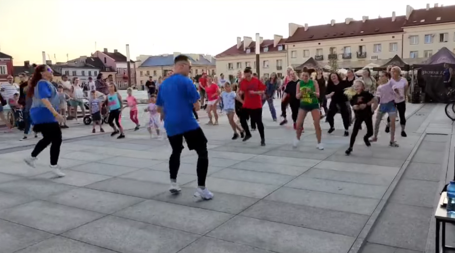 [WIDEO] Taneczna impreza w centrum Kutna! Zumba rządziła na Placu Wolności  - Zdjęcie główne